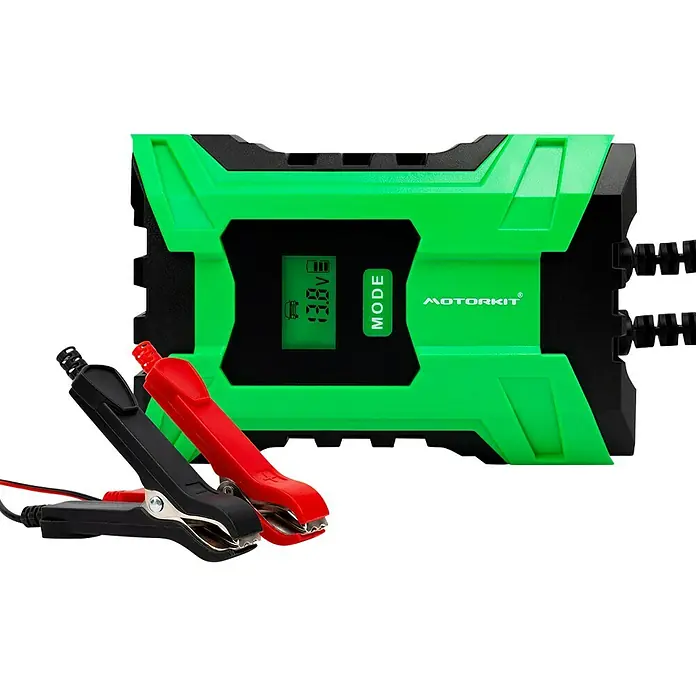 Arrancador de baterías y moto - Capacidad: 150 Ah, 12 V - Un cargador de batería verde con pinzas. Adecuado para cargar diversos tipos de baterías, incluidas las de moto.