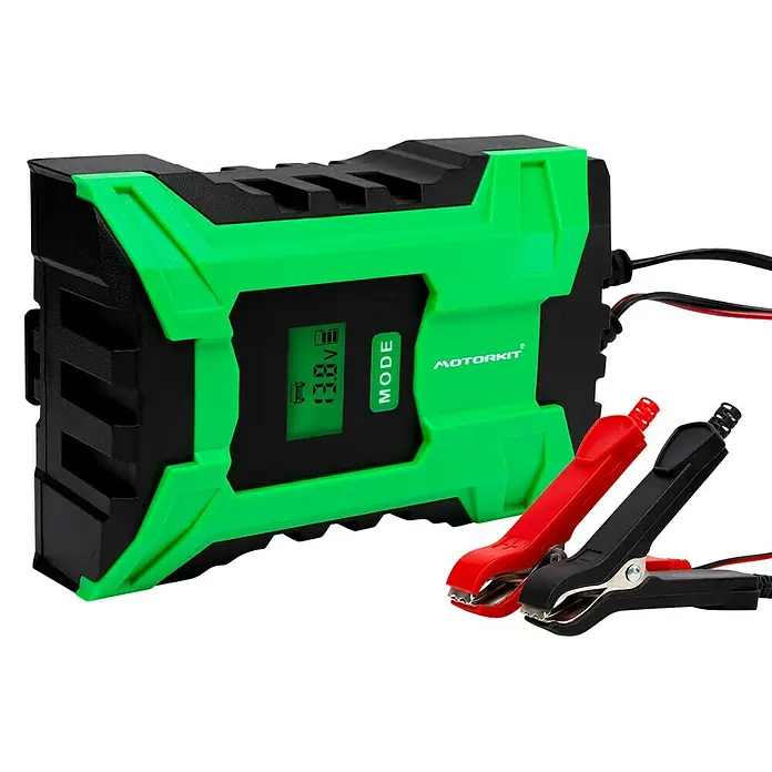 Arrancador de baterías y moto - Capacidad: 150 Ah, 12 V - Imagen de un cargador de batería MOTORkit con pinzas. El cargador tiene una pantalla y es negro con detalles verdes.