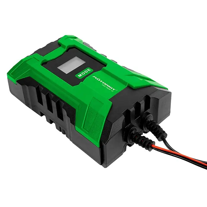 Arrancador de baterías y moto - Capacidad: 150 Ah, 12 V - Un cargador de batería Motorkit verde y negro con pantalla y cables sobre un fondo negro.