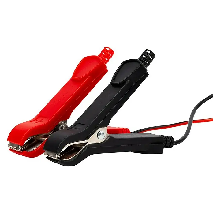 Arrancador de baterías y moto - Capacidad: 150 Ah, 12 V - Pinzas de cocodrilo rojas y negras con cables sobre un fondo negro. Perfecto para baterías de coche y aplicaciones eléctricas.
