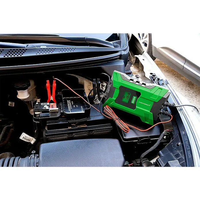 Arrancador de baterías y moto - Capacidad: 150 Ah, 12 V - La imagen muestra un cargador de batería MotorKit verde conectado a la batería de un coche, monitoreando el progreso de carga.