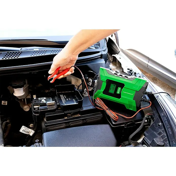 Arrancador de baterías y moto - Capacidad: 150 Ah, 12 V - Imagen de un cargador de batería MotorKit conectado a una batería de coche, destacando su facilidad de uso y aplicación.