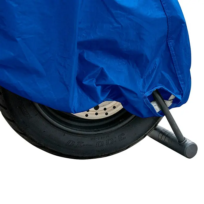 Goodyear Funda para motocicleta - 203 x 89 x 122 cm, Azul - Primer plano de un neumático de motocicleta bajo una cubierta azul, que lo oculta parcialmente, con un candado negro.