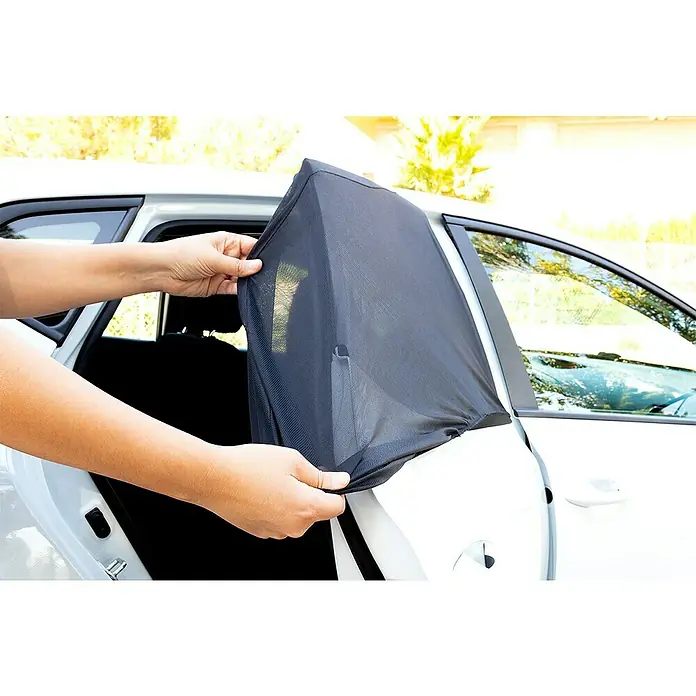 Parasol para el coche lateral - 2 ud., Coches - En una foto se muestra un protector de ventana de coche, conectado a la puerta del coche, diseñado para bloquear la luz solar y mejorar la privacidad en el interior.