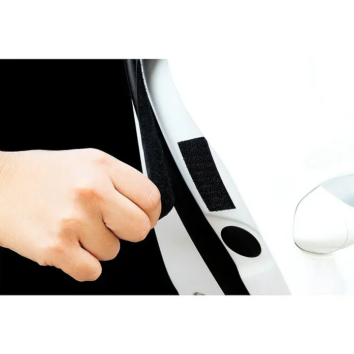 Parasol para el coche lateral - 2 ud., Coches - Primer plano de la fijación de un protector de borde negro con velcro a una puerta de coche blanca para evitar arañazos y daños.