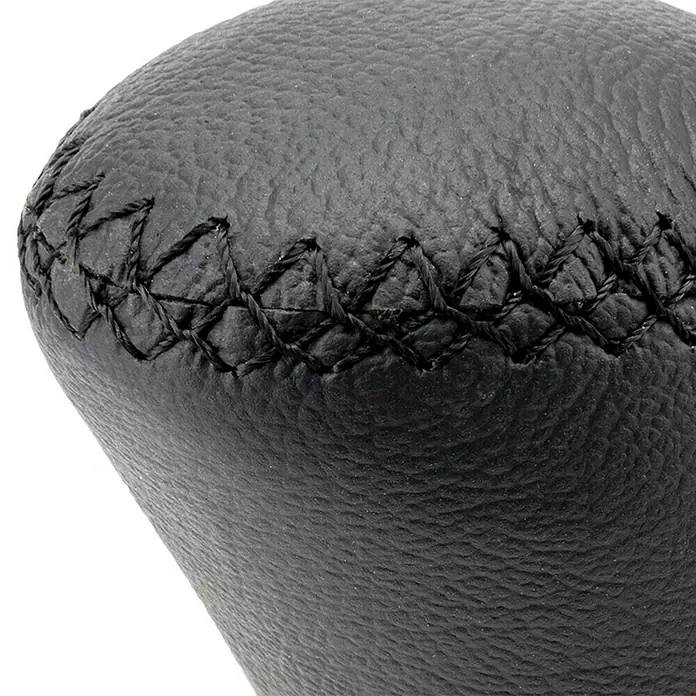 Pomo palanca de cambios Class largo - Coches, Negro - Primer plano de un pomo de palanca de cambios de cuero negro con costuras. Ideal para entusiastas de los automóviles.