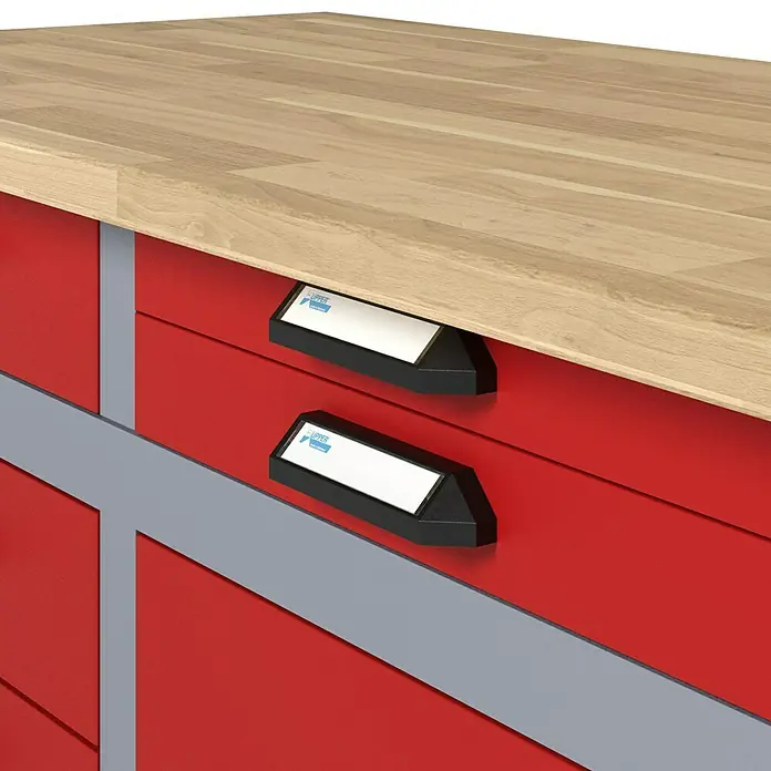 Küpper Werkbank - L x B: 60 x 120 cm, Arbeitshöhe: 84 cm, Belastbarkeit: 300 kg, Rot/Silbergrau - Schubladen eines roten Werkstattschranks mit Etikettenhaltern und einer hellen Holzarbeitsplatte.