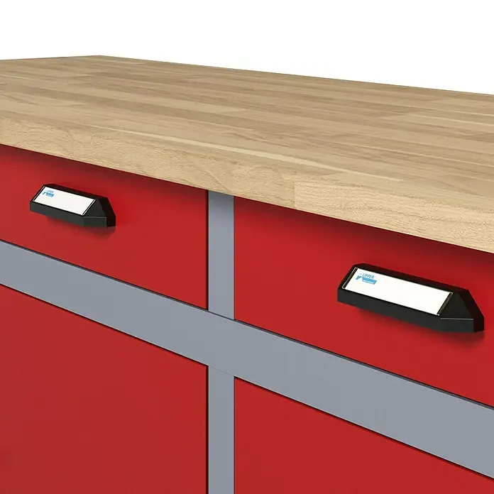 Küpper Werkbank - L x B: 60 x 170 cm, Arbeitshöhe: 84 cm, Belastbarkeit: 300 kg, Rot/Silbergrau - Detailaufnahme eines Werkstattschranks mit Schubladen, einer Arbeitsplatte aus Holz und schwarzen Griffen mit Etiketten.