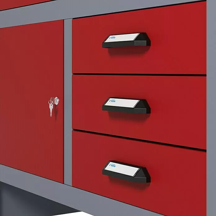 Küpper Werkbank - L x B: 60 x 240 cm, Arbeitshöhe: 84 cm, Belastbarkeit: 300 kg, Rot/Silbergrau - Rot-grauer Metall-Werkstattschrank mit drei Schubladen mit schwarzen Griffen und Beschriftung sowie einer verschlossenen Tür mit Schlüsseln.