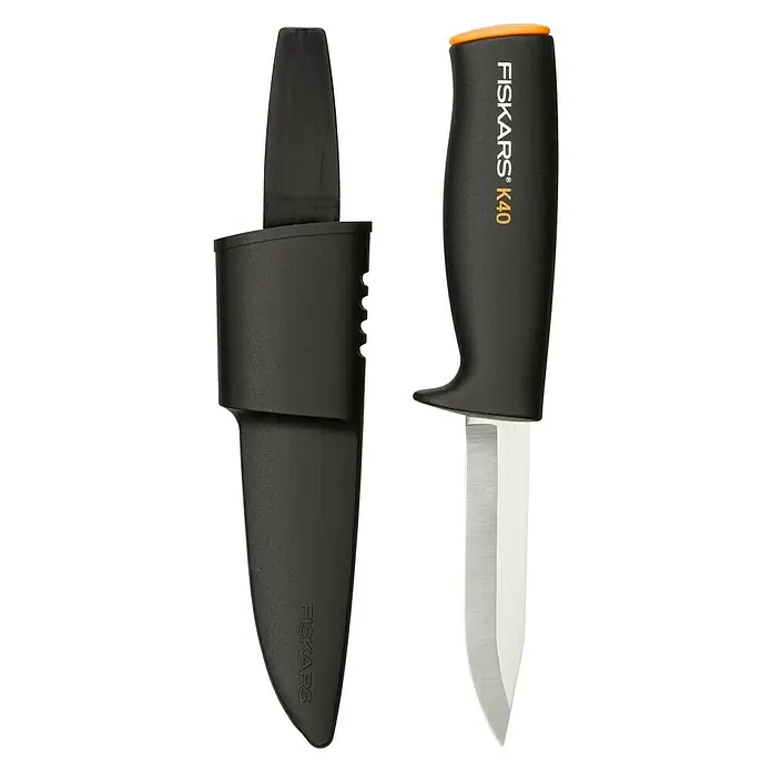 Fiskars Universalmesser K 40 - Klingenlänge: 10 cm - Nahaufnahme eines Fiskars K40 Messers mit schwarzem Griff und orangefarbener Spitze, neben einer schwarzen Messerscheide.