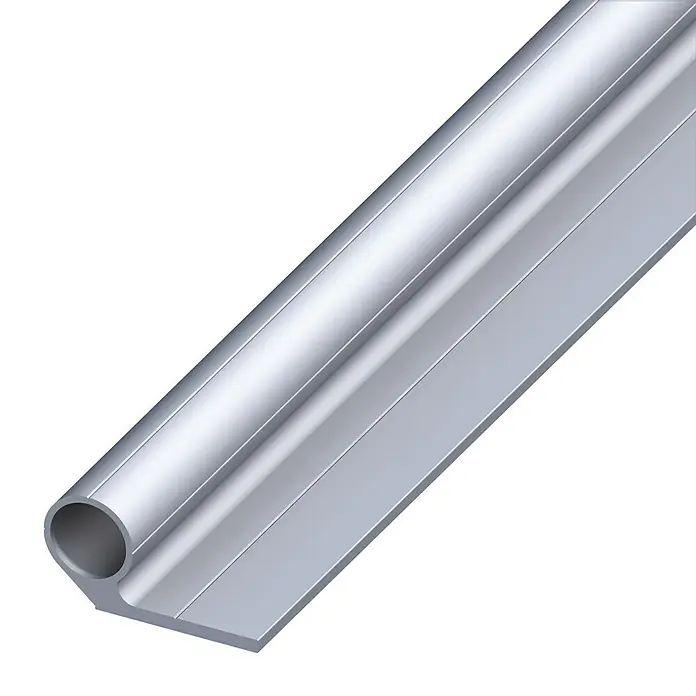 Kantoflex Rohr1.000 x 12,5 x 5,5 mm, Aluminium, Unbehandelt, 1 Schenkel, Bohr-Kennrille - Abbildung eines silberfarbenen Wandanschlussprofils, das sich durch eine runde Form und eine flache Basis auszeichnet. Das Profil ist ideal für saubere Wandabschlüsse.