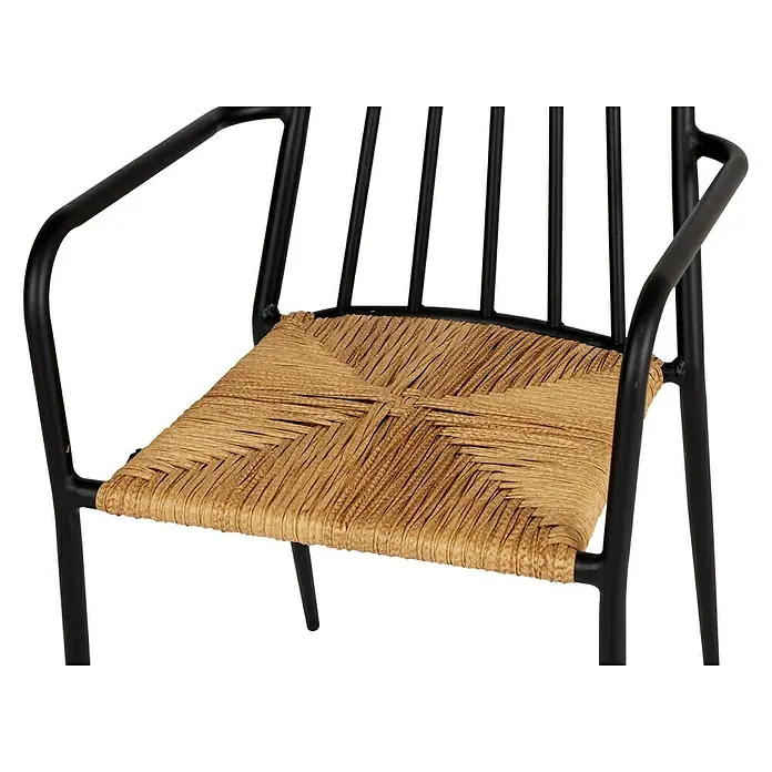 Sunfun Gartenmöbel-Set Laura/Eva - 6 -tlg., Akazie/Aluminium/Rattan, Braun/Schwarz - Nahaufnahme eines Stuhls mit schwarzem Metallrahmen und geflochtener Sitzfläche. Das Design ist modern und minimalistisch.