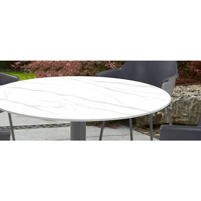 Gartenmöbel-Set Annika - 5 -tlg., Metall, Weiß/Schwarz/Flint Grey, Farbe Tischplatte: Hellgrau - Ein runder Gartentisch mit Marmorplatte und grauem Untergestell steht auf einer Terrasse, umgeben von Stühlen und Pflanzen.