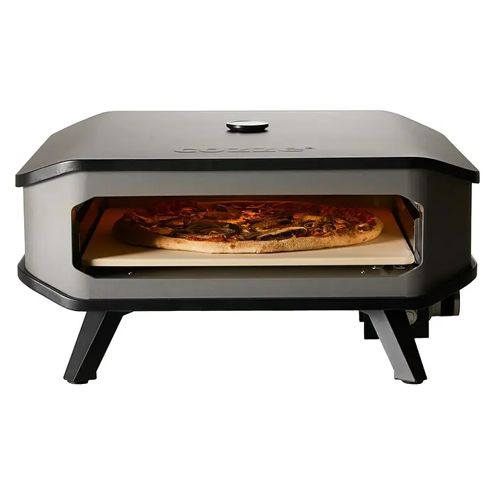 Cozze Horno para pizza gas 17" - 8 kW - Un horno de pizza Cozze con una deliciosa pizza dentro, cocinándose sobre una piedra para pizza. Ideal para cocinar al aire libre en el jardín o patio.