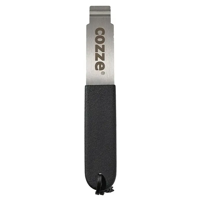 Cozze Plancha - L x An: 30 x 15 cm, Altura: 1 cm, Hierro fundido - Primer plano de una herramienta de cepillo para horno de pizza Cozze con raspador de metal y mango negro, ideal para limpiar hornos de pizza.