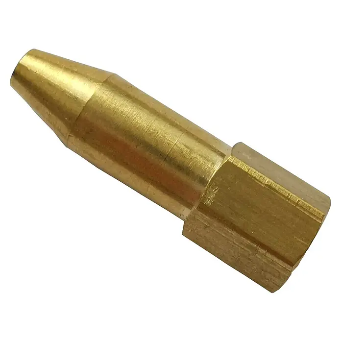 CFH Ersatzdüse BD502 - Geeignet für: Autogenschweißgeräte - Nahaufnahme einer goldenen Messingdüse mit einem konischen Ende und einem hexagonalen Basisteil auf schwarzem Hintergrund.