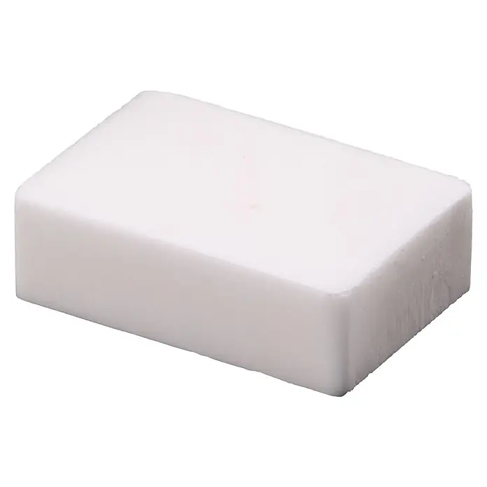 CFH Salmiakstein SN345 - 65 x 45 x 20 mm - Ein rechteckiger Block aus reinweißem Schmelzkäse vor schwarzem Hintergrund. Perfekt für Sandwiches und Snacks.
