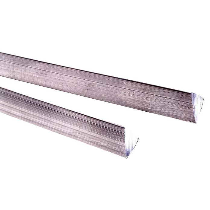 CFH Stangenlötzinn SK366 Kupferblech - Länge: 333 mm - Nahaufnahme von zwei Aluminium-Schweißstäben mit dreieckigem Querschnitt auf schwarzem Hintergrund.