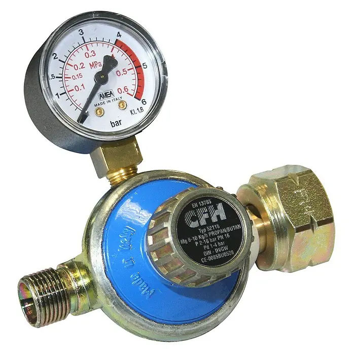 CFH Propan-Regler DR115 - Druck: 1 bar - 4 bar, 6 kg/h - 10 kg/h - Nahaufnahme eines Gasdruckreglers mit Manometer zur Druckanzeige, ideal für Propan/Butan-Anwendungen.