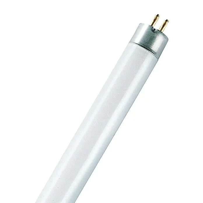 Osram Leuchtstoffröhre Interna - Länge: 115 cm, Warmweiß, 54 W, 4.450 lm, G5 - Eine Nahaufnahme einer Leuchtstoffröhre mit Stiftkontakten an einem Ende, isoliert auf einem weißen Hintergrund.