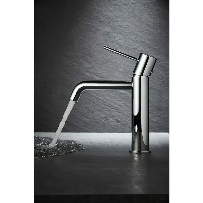 Camargue Natur Grifo de lavabo - Cromo - Grifo cromado moderno con agua fluyendo sobre un fondo oscuro. El diseño elegante del grifo lo convierte en un producto atractivo.