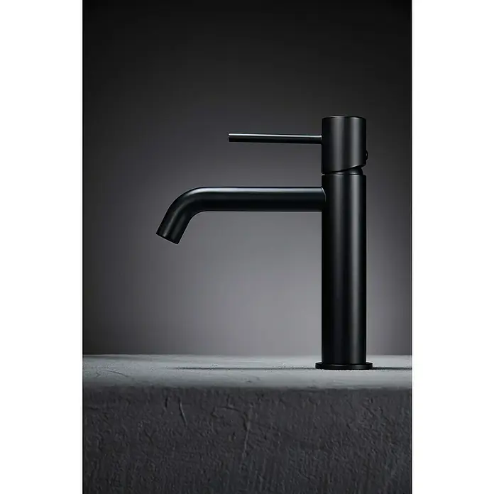 Camargue Natur Grifo de lavabo - Negro, Mate - Grifo negro sobre una superficie de hormigón con fondo oscuro.