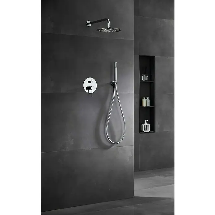 Camargue Natur Sistema de ducha empotrado - Con grifo monomando, Cromo - Elegante ducha con rociador y ducha de mano en un baño moderno con azulejos oscuros.