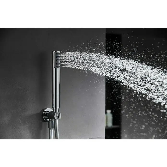 Imex Milos Sistema de ducha empotrado - Con grifo monomando, Cromo - Primer plano de un moderno cabezal de ducha cromado rociando agua contra una pared oscura.