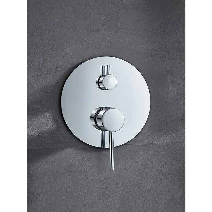 Camargue Natur Sistema de ducha empotrado - Con grifo monomando, Cromo - Primer plano de un grifo de ducha redondo cromado montado en una pared gris, mostrando un diseño elegante y moderno.