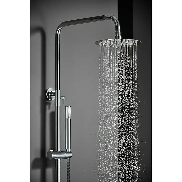Camargue Natur Sistema de ducha - Con grifo monomando, Cromo - Imagen de una moderna ducha de lluvia con rociador de mano y acabado cromado, dispensando agua.