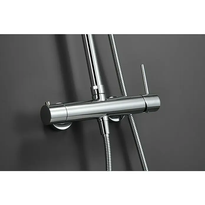 Camargue Natur Sistema de ducha - Con grifo monomando, Cromo - Primer plano de un elegante accesorio de ducha cromado con control de temperatura y manguera de ducha contra una pared oscura.