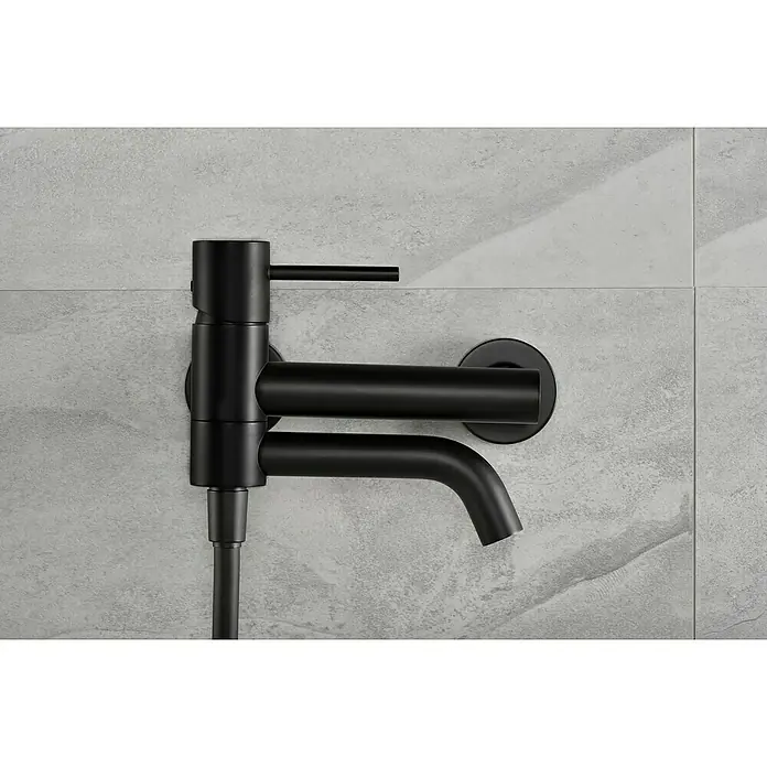 Camargue Natur Grifo monomando de bañera / ducha - Negro, Mate - Primer plano de un grifo negro y elegante montado en una pared de azulejos grises, que realza un diseño de baño moderno.