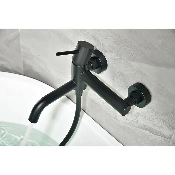 Camargue Natur Grifo monomando de bañera / ducha - Negro, Mate - Grifo negro en una pared sobre una bañera. El agua está corriendo.