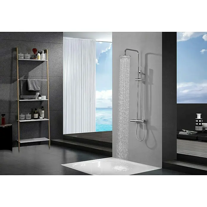Camargue Natur Sistema de ducha - Con grifo termostático, Cromo - Un baño moderno con una mampara de ducha cromada independiente, una estantería con productos de baño y una ventana con vistas al mar.