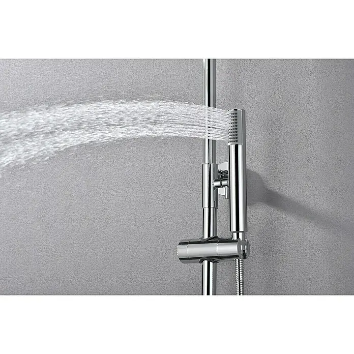 Camargue Natur Sistema de ducha - Con grifo termostático, Cromo - La imagen muestra un moderno grifo de ducha con un chorro de agua corriendo, sobre un fondo gris, destacando su funcionalidad y diseño.