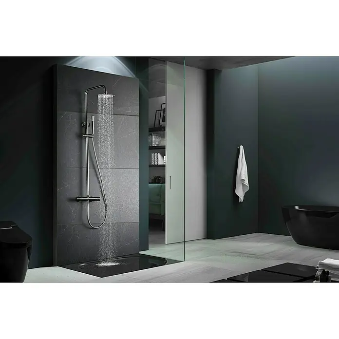 Camargue Natur Sistema de ducha - Con grifo termostático, Black gun metal - Elegante ducha con diseño moderno. La grifería de ducha cromada y las baldosas oscuras le dan al baño un ambiente lujoso y minimalista.