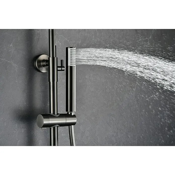 Camargue Natur Sistema de ducha - Con grifo termostático, Black gun metal - Primer plano de un moderno accesorio de ducha con agua pulverizada, destacando su diseño elegante y funcionalidad.