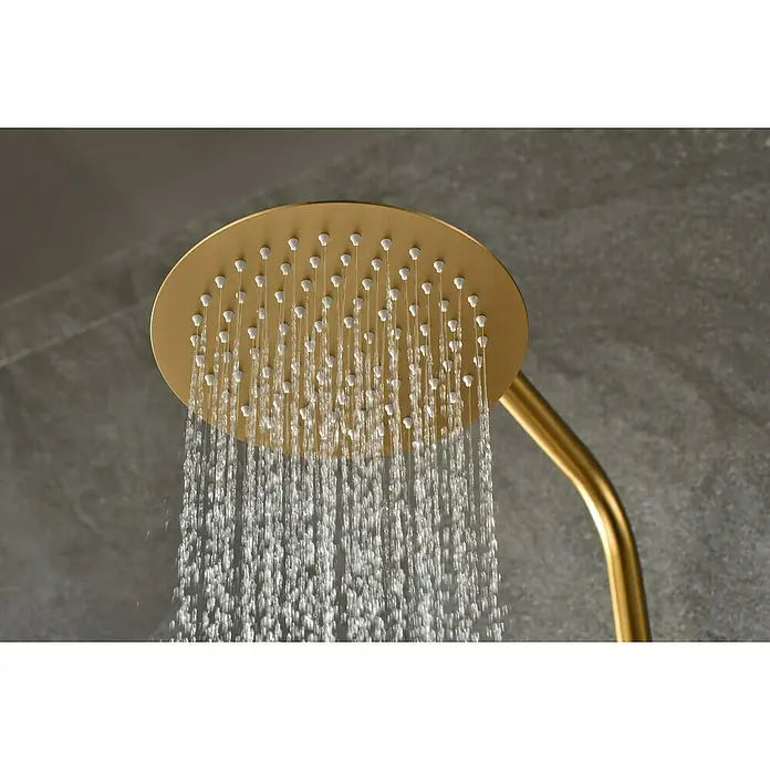 Camargue Natur Sistema de ducha - Con grifo termostático, Oro - Un cabezal de ducha de lluvia dorado con agua que cae en cascada, sobre un fondo gris. El cabezal de ducha tiene un diseño redondo y moderno.