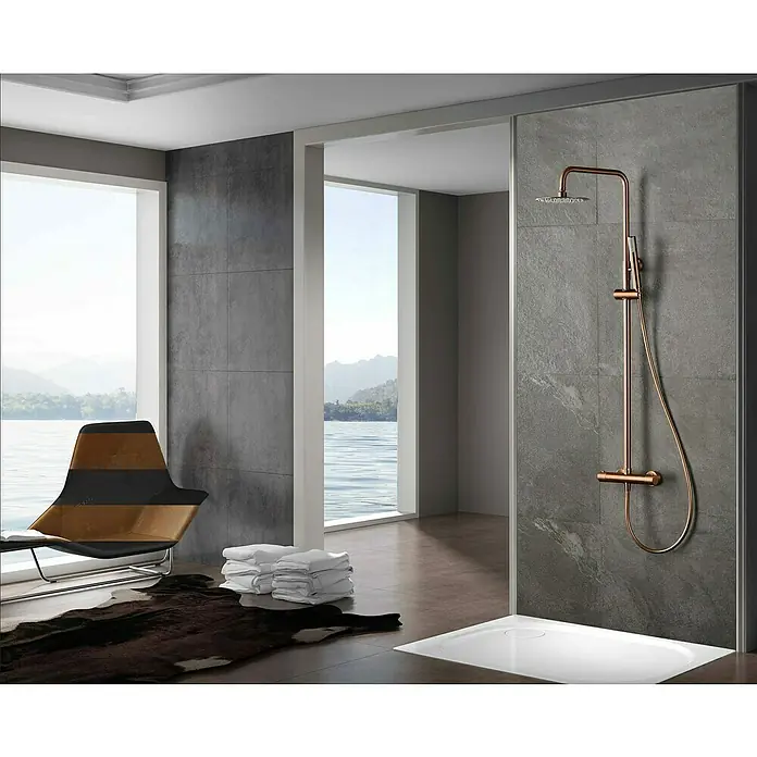 Camargue Natur Sistema de ducha - Con grifo termostático, Oro rosa - Elegante interior de baño con una moderna grifería de ducha en tonos cobre que añade un toque lujoso e invita a la relajación.