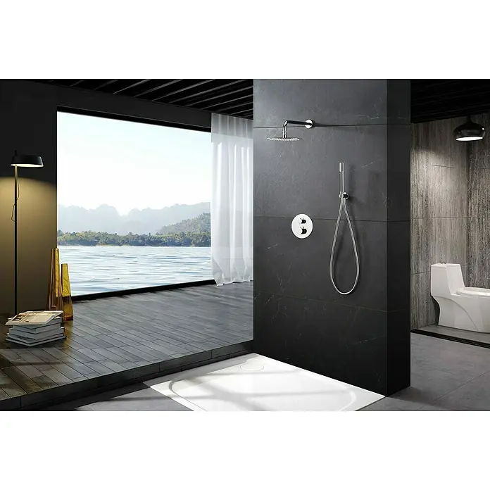 Camargue Natur Sistema de ducha empotrado - Con grifo termostático, Cromo - Una ducha moderna con azulejos oscuros, un plato de ducha blanco y accesorios cromados. La vista al lago es un aspecto destacado.
