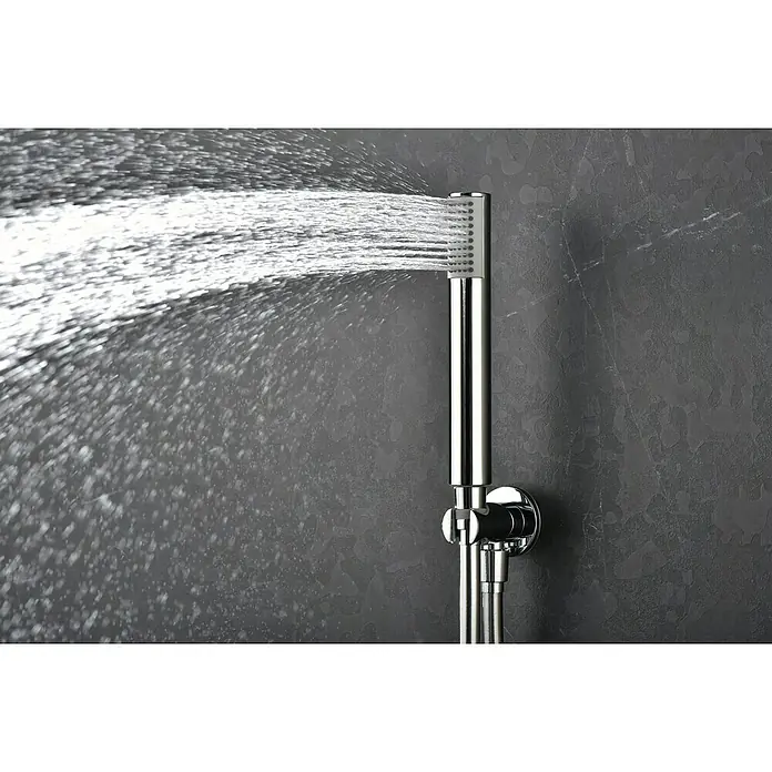 Camargue Natur Sistema de ducha empotrado - Con grifo termostático, Cromo - Un moderno accesorio de ducha cromado rocía agua contra un fondo gris, destacando el diseño elegante y funcional del producto.