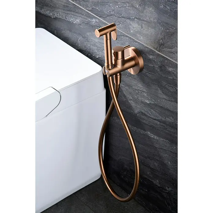 Camargue Natur Ducha higiénica inodoro - Oro rosa - Primer plano de una ducha bidet moderna en un baño, destacando su diseño elegante y la calidad de fabricación.