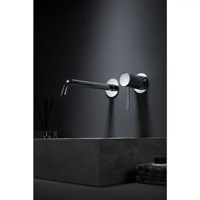 Camargue Natur Grifo de lavabo - Cromo, Brillante - Elegante grifo de pared cromado sobre un fondo oscuro, destacando su diseño minimalista y acabado de primera calidad.