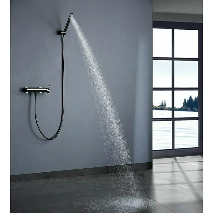 Camargue Natur Grifo monomando de ducha - Black gun metal - Moderno conjunto de ducha con teleducha y grifo mezclador en un diseño elegante. El agua fluye del cabezal, prometiendo una experiencia relajante.