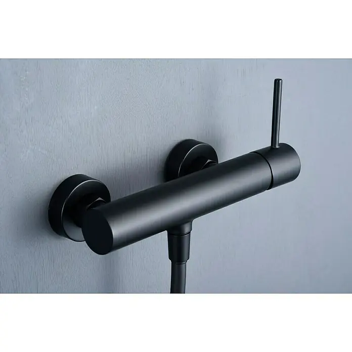Camargue Natur Grifo monomando de ducha - Negro - Primer plano de un elegante grifo de ducha negro montado en una pared gris. Diseño elegante para un baño moderno.