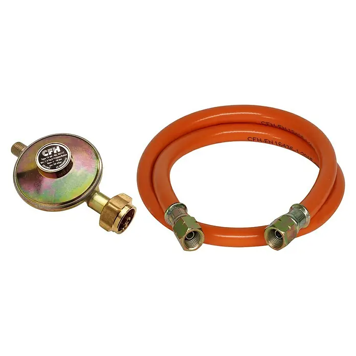 CFH Druckminderer DRS452 - Druck: 50 mbar - Druckminderer mit Gasschlauch. Der Druckminderer aus Metall mit dem orangefarbenen Gasschlauch und den Anschlussstücken.
