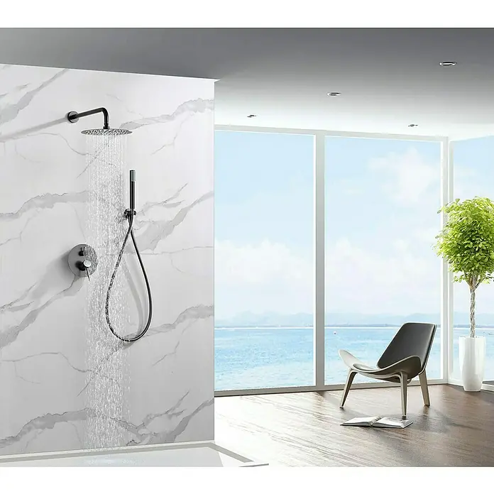 Camargue Natur Sistema de ducha empotrado - Con grifo monomando, Black Gum - Elegante baño con un moderno juego de ducha en negro mate sobre una pared de mármol, combinando lujo con una experiencia refrescante.