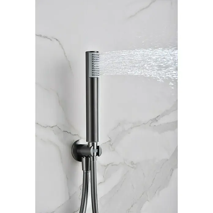 Camargue Natur Sistema de ducha empotrado - Con grifo monomando, Black Gum - Ducha de mano gris moderna con agua corriente, sobre un fondo de mármol. Diseño de baño elegante con ducha funcional.