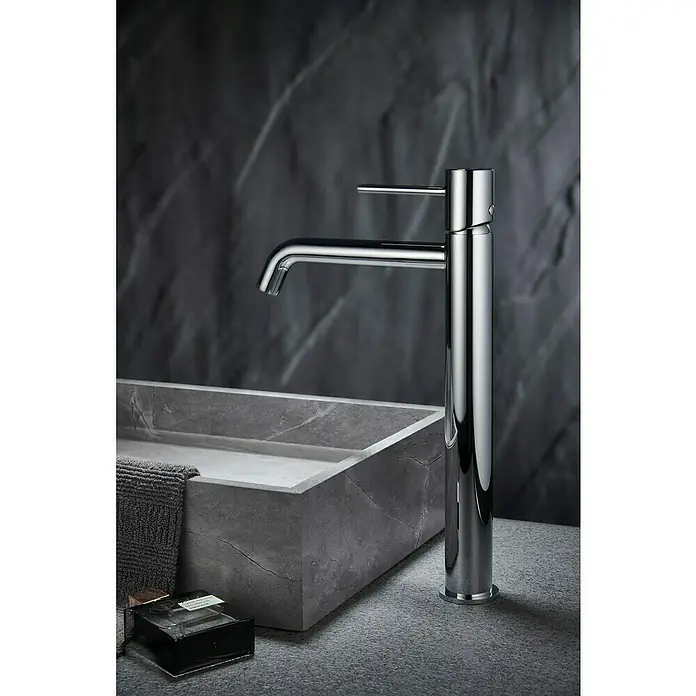 Camargue Natur Grifo de lavabo alto - Cromo - Elegante grifo de baño cromado. El diseño moderno complementa el lavabo gris, añadiendo un toque de estilo y funcionalidad al baño.