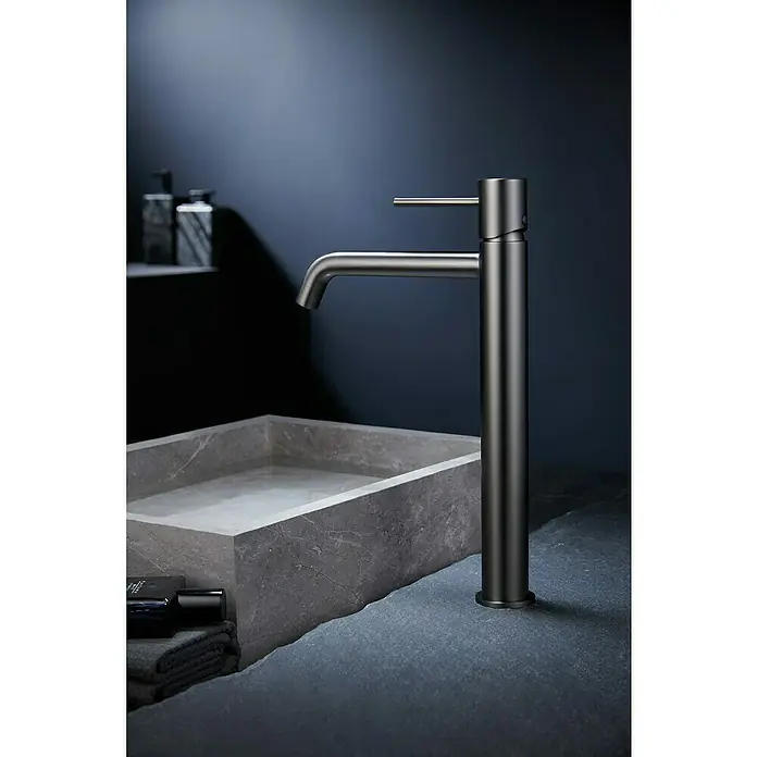 Camargue Natur Grifo de lavabo alto - Black gun metal - Elegante grifo de metal oscuro sobre un moderno lavabo de piedra. Diseño de baño elegante con estética minimalista.